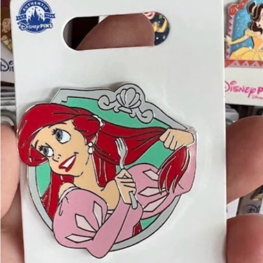 Disney Pins “The Little Mermaid” Ariel brushing with Dinglehopper